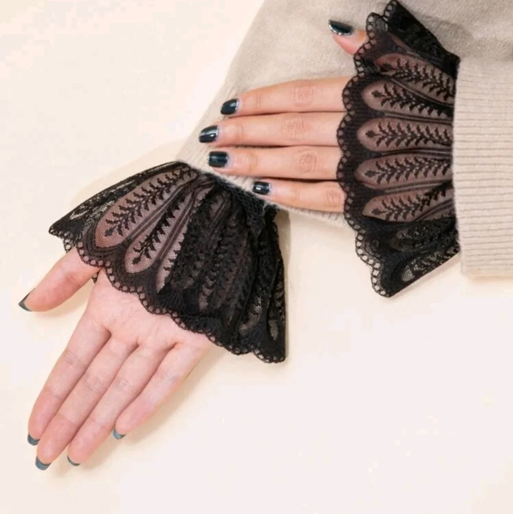 Hallow cut sleeves gloves
